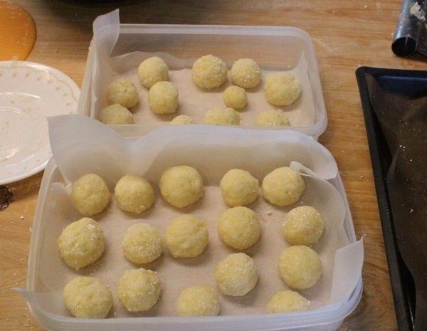 干酪球面包,如果一次预作很多,可以搓成圆球后一部份冷冻保存。要使用时,8小时前将生球取出至冰箱冷藏解冻再烤即可。