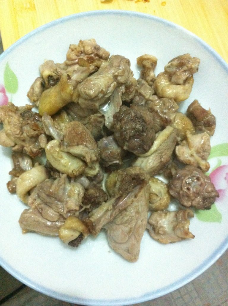 啤酒鸭,如图：烧锅，把洗干净的鸭肉放入锅里炒干水分，直到鸭肉冒出油为止，盛出鸭肉备用（油留锅里，这个过程不要放盐）