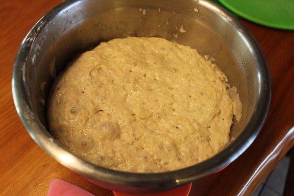 迷迭香佛卡夏,将液种面团材料拌匀后,置室温一小时,再置冰箱冷藏发酵10小时,這是冷藏发酵后的液种。