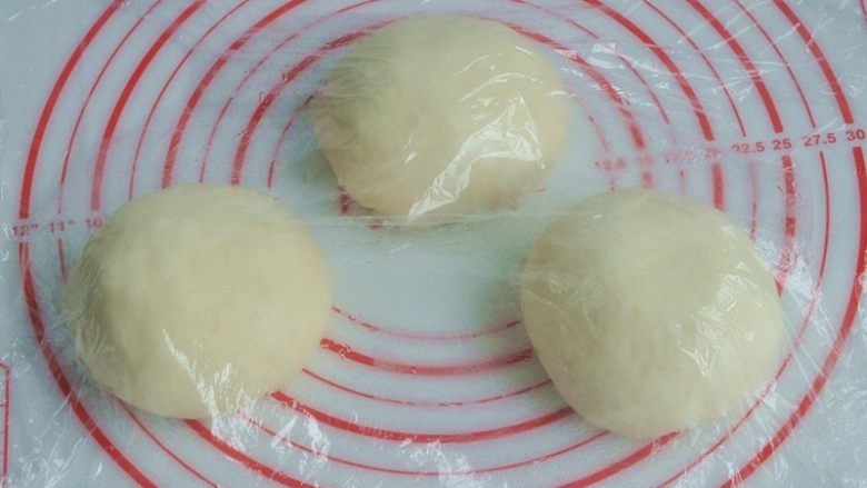 香肠吐司披萨,将面团取出,按揉排气后面团均分成三团,盖上保鲜膜松弛15分钟。