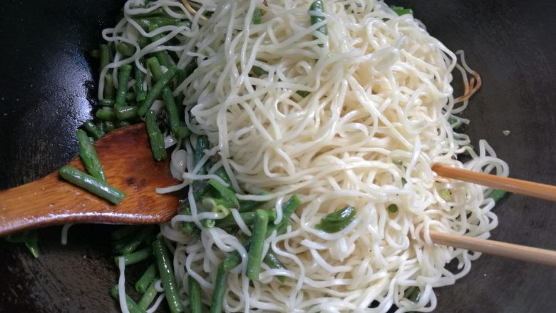 豆角焖面,翻炒均匀即可。