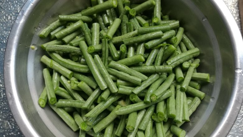 豆角焖面,豆角择洗干净，切成寸断。