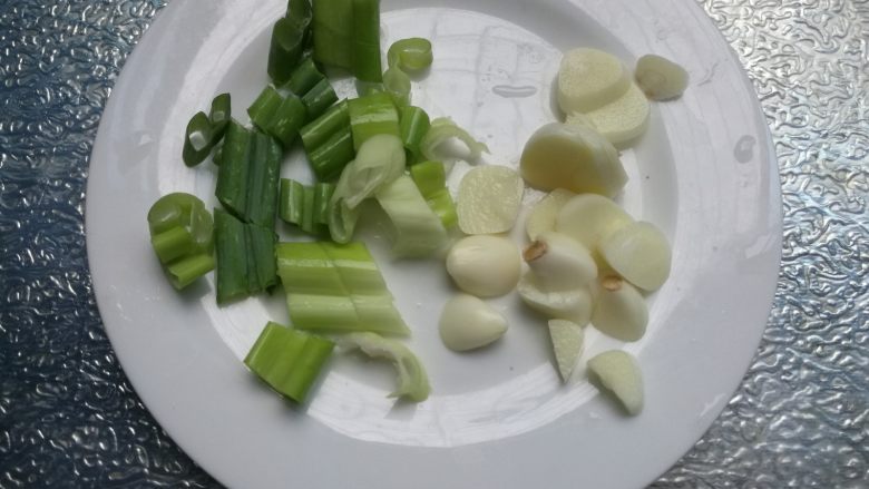 豆角焖面,<a style='color:red;display:inline-block;' href='/shicai/ 3250'>葱</a>切碎，蒜切片。