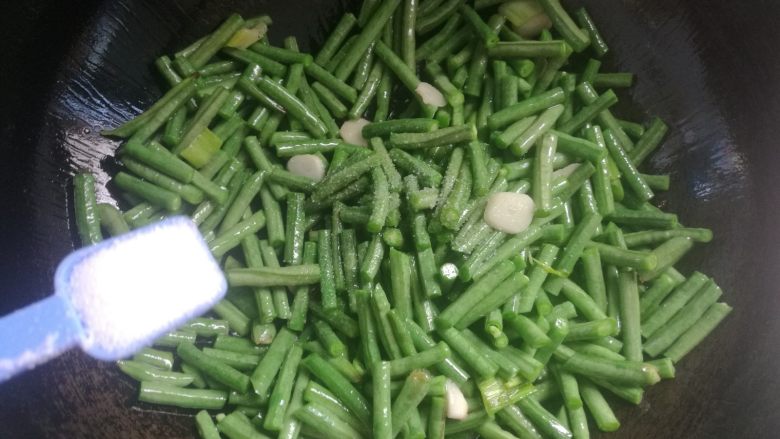豆角焖面,倒入豆角煸炒几下，放入1勺盐，1勺<a style='color:red;display:inline-block;' href='/shicai/ 788'>生抽</a>。