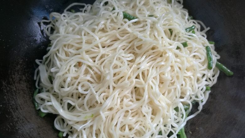 豆角焖面,放入熟面丝，盖盖，焖3分钟。