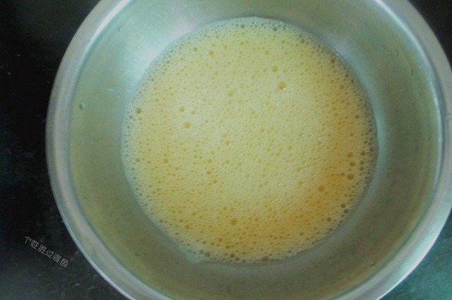 肉沫蒸蛋,兑入鸡蛋液体积约1.5倍的温开水(鸡蛋与水的比例在1:1.5左右,做出的蛋羹才会细腻嫩滑。),调入1/4茶匙左右的精盐,然后用力顺一个方向搅