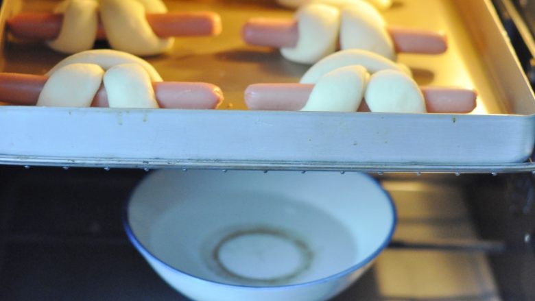 萌萌的小兔面包,16、烤箱底层放碗热水二发20分钟左右,将小兔刷上玉米油,包括香肠上,防止香肠烤干,上下火180度中层 20分钟,烤的上色后盖锡纸。
出炉后
