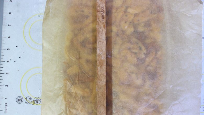 沙琪玛, 然后在用另一个木棒压实沙琪玛,一定要压实,要不然切得时候会散掉