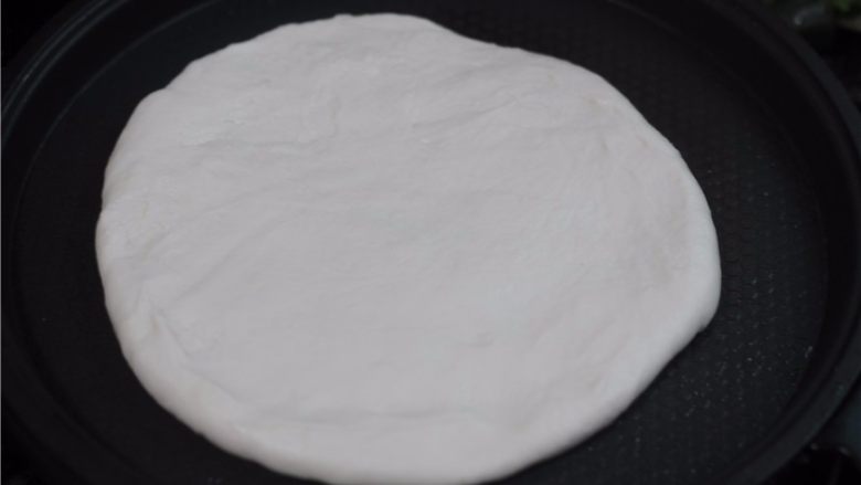 快手蔬菜卷饼,电饼铛刷油,将饼放进去,盖上锅盖