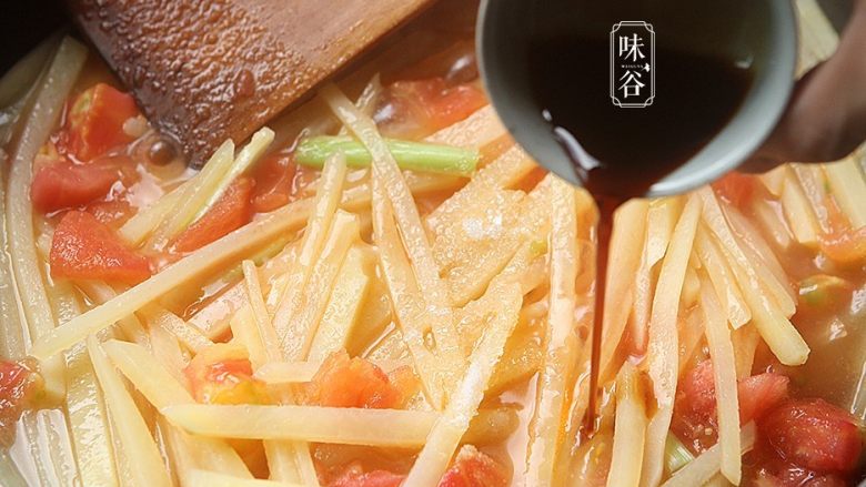 酸爽下饭的茄汁土豆丝,倒入<a style='color:red;display:inline-block;' href='/shicai/ 692'>酱油</a>翻炒均匀,炒至土豆稍微变软即可;