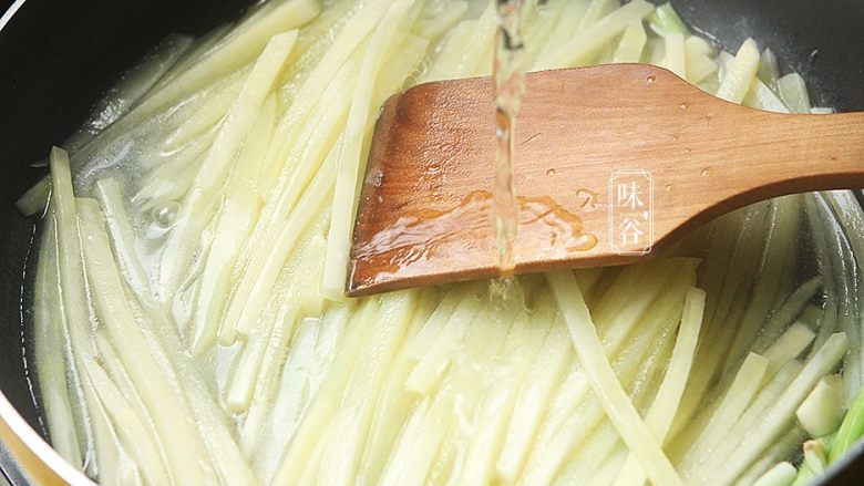 酸爽下饭的茄汁土豆丝,倒入适量水;