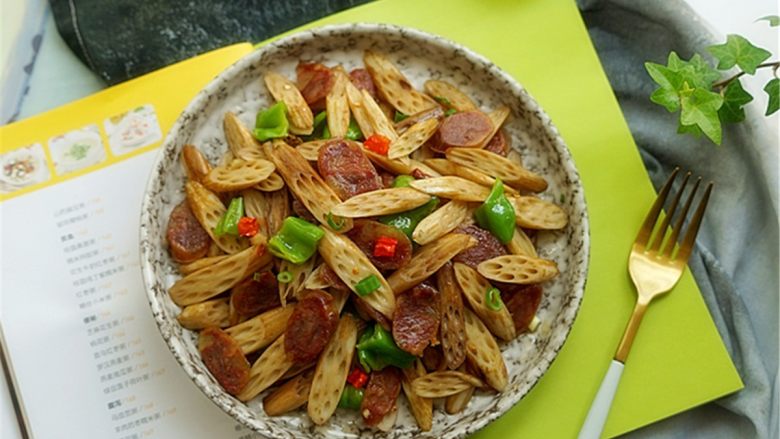 藕带炒香肠,装盘,美味即享