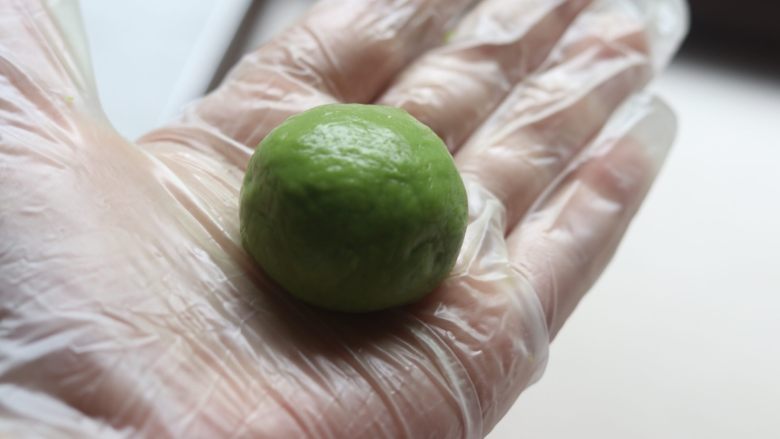 抹茶空心麻薯,揉出的麻薯面团光滑!「麻薯面团比较粘手推荐用一次性手套,简直太好用了!不粘手!轻松搓出团子」