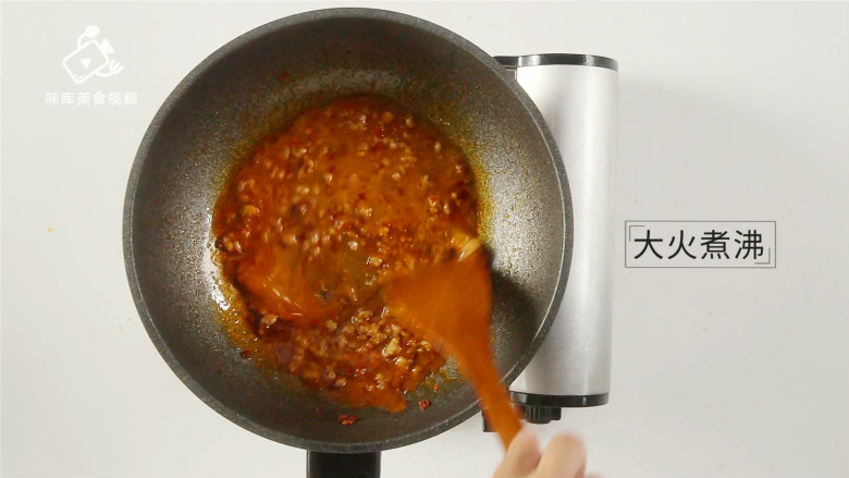 超下饭的肉末茄子,营养美味吃不够!,加入300ml淀粉水后大火煮沸