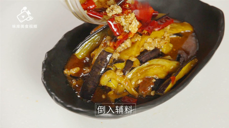 超下饭的肉末茄子,营养美味吃不够!,倒入辅料