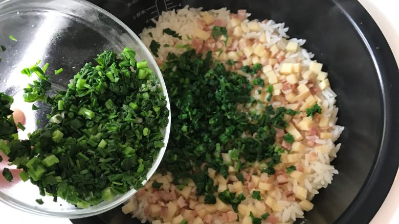 荠菜冬笋饭,待烹饪结束后,放入荠菜保温10分钟即可