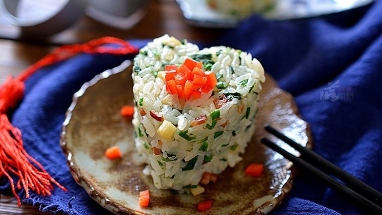 荠菜冬笋饭,用模具做个造型也不错的哟