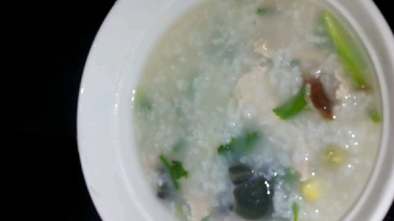 皮蛋瘦肉粥电饭煲版,几分钟后加入另半个皮蛋,<a style='color:red;display:inline-block;' href='/shicai/ 437'>火腿肠</a>,虾皮,葱,香菜,再煮一会就可。(个人喜清淡,所以不再加调味)