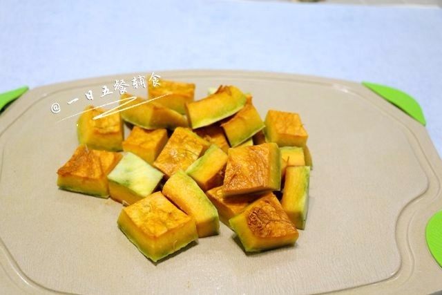 南瓜苹果亚麻籽糊, <a style='color:red;display:inline-block;' href='/shicai/ 53'>南瓜</a>切块上锅蒸熟。