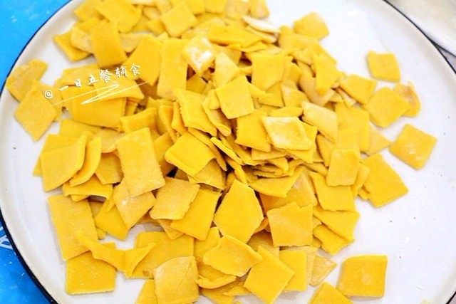 蔬菜猪南瓜面片,做好的面片放容器里,容器里撒点面粉防粘。