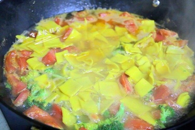 蔬菜猪南瓜面片,🌻小贴士:西兰花提前焯水煮1分钟哦。