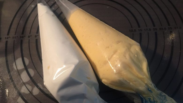 豆乳盒子,豆乳糊和淡奶油分别装入裱花袋,剪个小口
