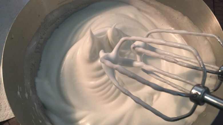 海苔肉松蛋糕卷,将蛋白打发至湿性发泡,这就是蛋白霜