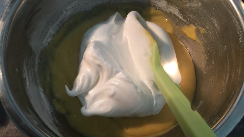 海苔肉松蛋糕卷,先将蛋白霜的1/3加入到蛋黄糊中,翻拌均匀
