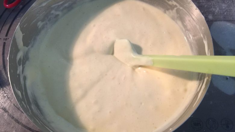 海苔肉松蛋糕卷,翻拌均匀,在拌蛋糕糊的过程中要注意用切拌,就像切菜那样的动作来拌匀,或者用从底部往上那样来拌匀,千万注意不要消泡