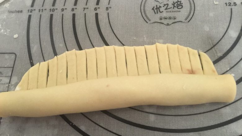 毛毛虫面包,最后留2-3CM,用刮刀切成小条