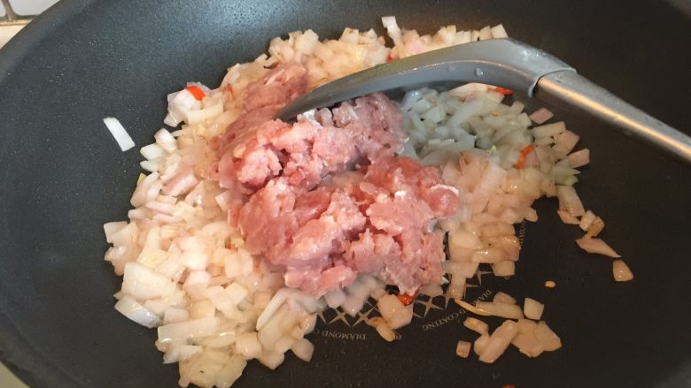 东南亚下饭神菜SISI, 接着放入猪肉泥翻炒均匀
