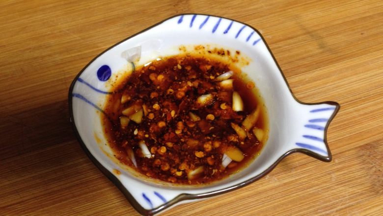 柳叶三鲜蒸饺,还可以准备一个蘸料,香醋、蒜碎、辣油入小碗即可