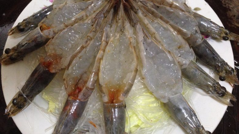 蒜蓉粉丝蒸大虾,上面铺上粉丝,最后放上处理好的大虾