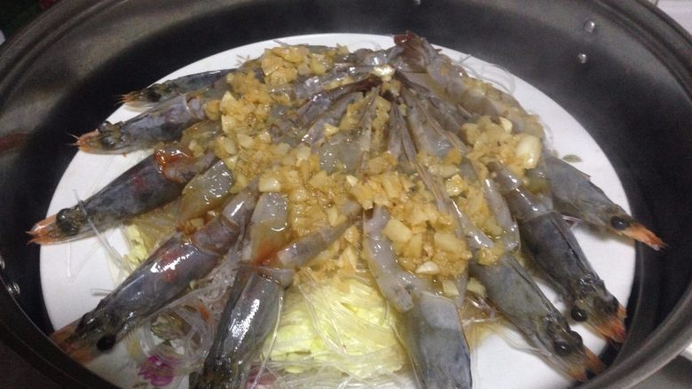 蒜蓉粉丝蒸大虾,
放入开水锅内,旺火足气蒸5分钟