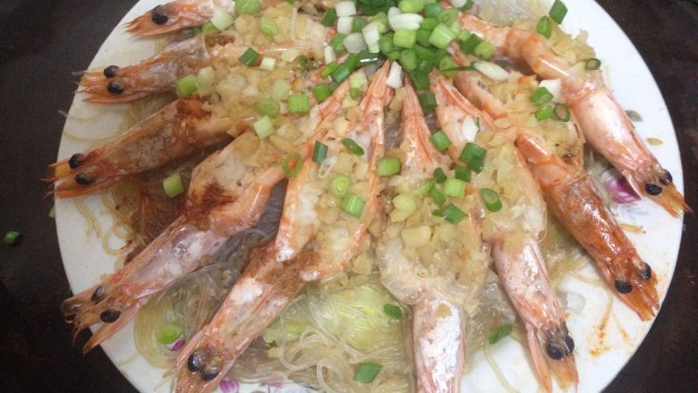 蒜蓉粉丝蒸大虾,蒸好的虾出锅后,撒上适量的葱花