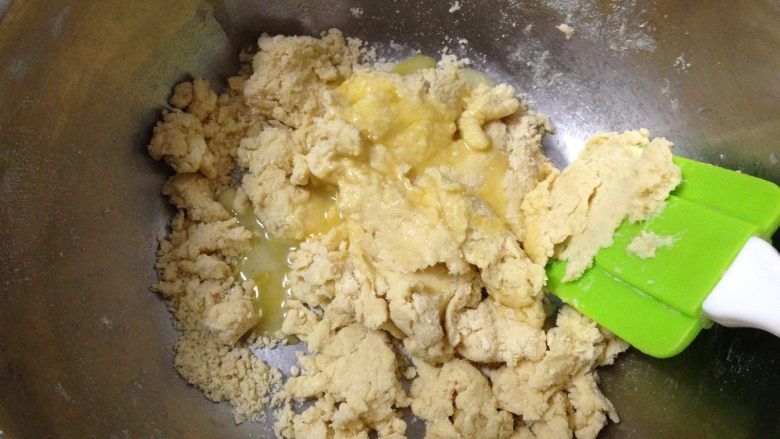 无花果玫瑰司康,面粉里慢慢加入液体,翻拌成面团