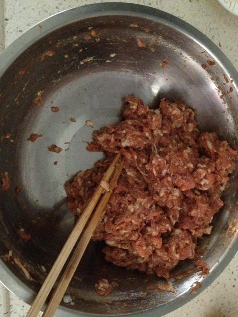 蜜汁猪肉干,搅拌成肉碎把调味料都加进去,直到起胶