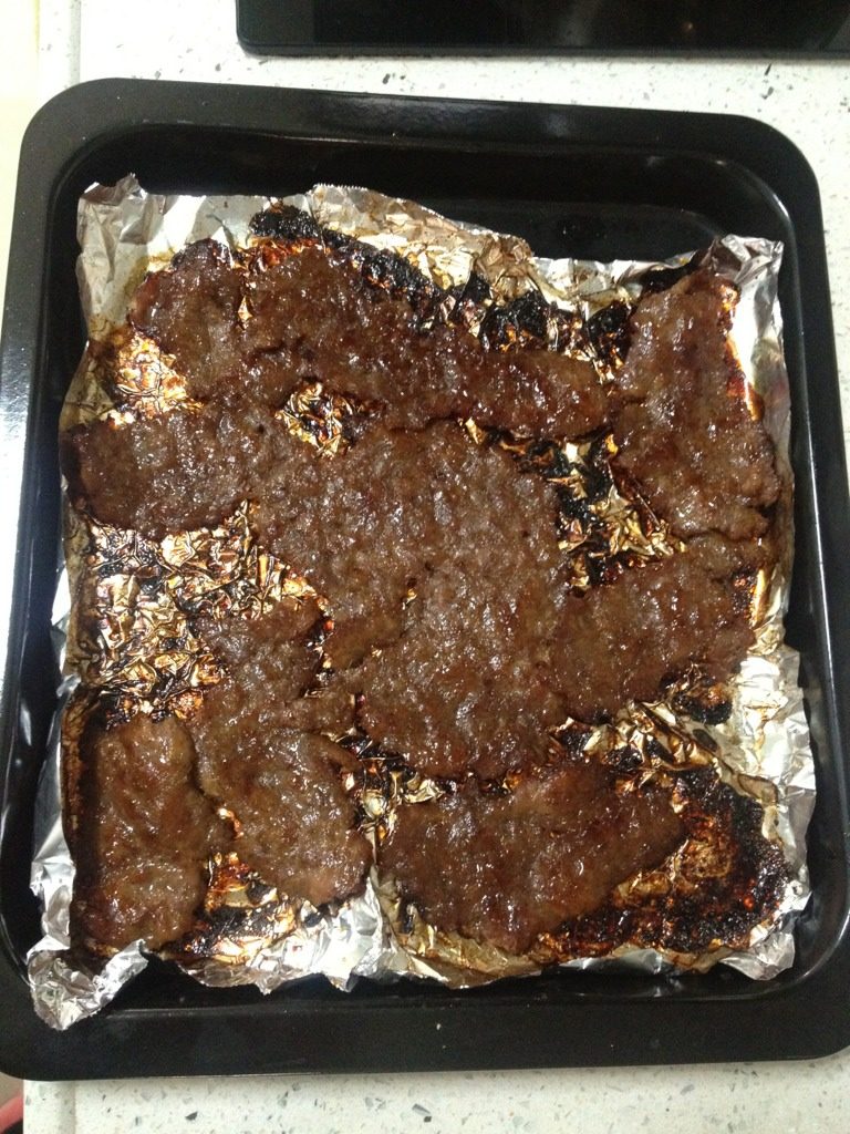 蜜汁猪肉干,烤箱预热,放中层,上下管170左右。烤15分钟取出来搽蜜糖,继续烤5分钟再翻面搽蜜糖再烤。