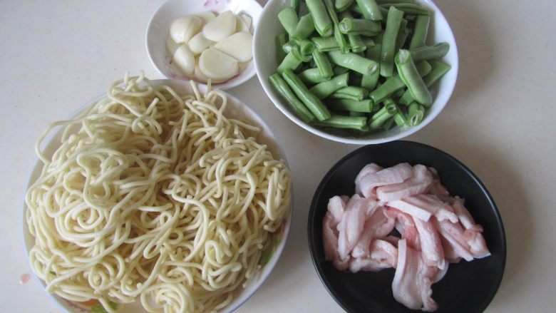 扁豆焖面,准备好原材料;