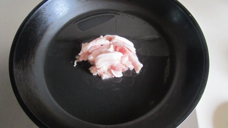 扁豆焖面,热锅凉油, 放入<a style='color:red;display:inline-block;' href='/shicai/ 428'>五花肉</a>进去煸炒;