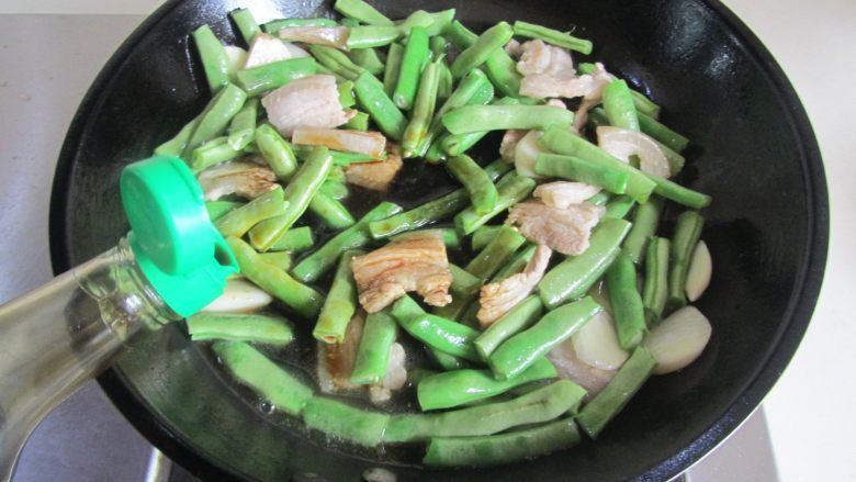 扁豆焖面,翻炒几下后加入<a style='color:red;display:inline-block;' href='/shicai/ 788'>生抽</a>进去翻炒;