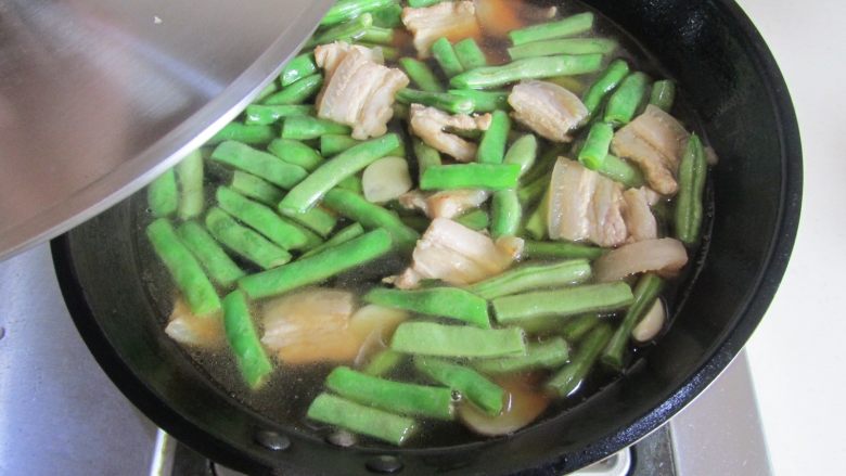 扁豆焖面,加盖炖煮至七分熟;