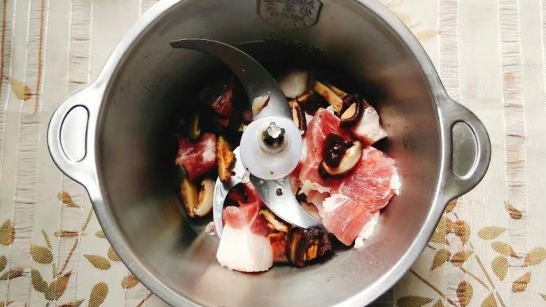 三鲜煎饺,
猪肉和香菇放入搅拌机里搅拌成肉馅,包菜也放入搅拌,不要太细哦