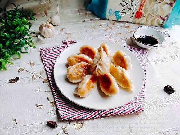 三鲜煎饺,成品不错不,领手艺的都可以煎哦