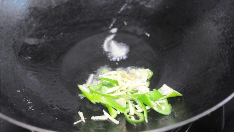 青椒南瓜藤炒干鱼,油锅烧热,炒香姜丝,倒入青辣椒一起翻炒
