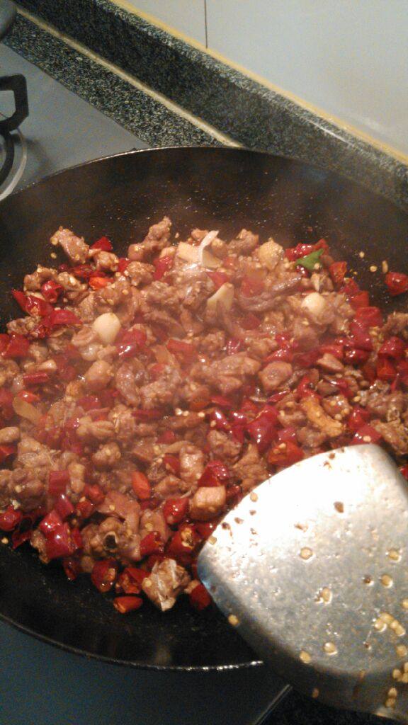 冷吃兔, 最后根据自己的口味放盐 ，用小火慢慢收干油气 ，爆出香味 。