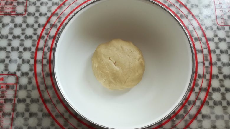 玫瑰鲜花饼, 戴上一次性手套把油酥材料混合均匀(也可以用刮刀慢慢的混合均匀)