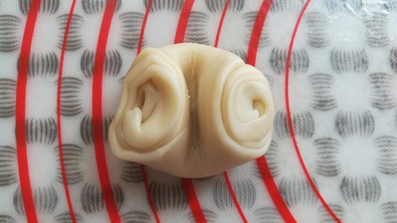 玫瑰鲜花饼, 取一个面团从中间摁一下,擀成一个圆形面皮