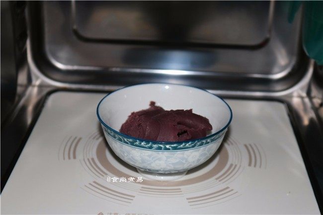紫薯铜锣烧,<a style='color:red;display:inline-block;' href='/shicai/ 6364'>紫薯馅</a>放入微波炉叮一分钟,或在蒸锅里加热,待用