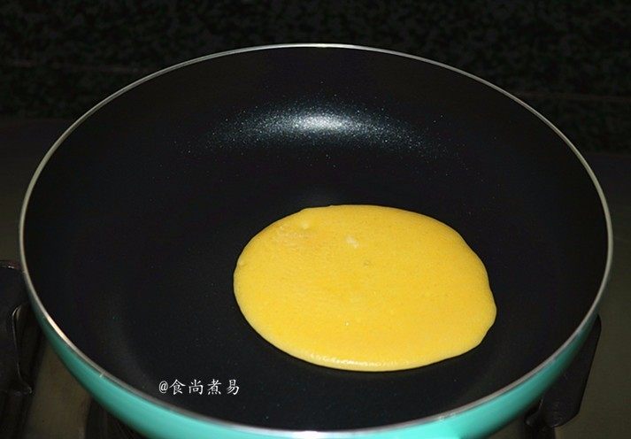 紫薯铜锣烧,形成漂亮的圆形后,先不要动锅,很快能够看到面糊的边缘变色,面糊表面开始起小泡泡,翻面略煎一下,接着做第二个,直至全部煎好